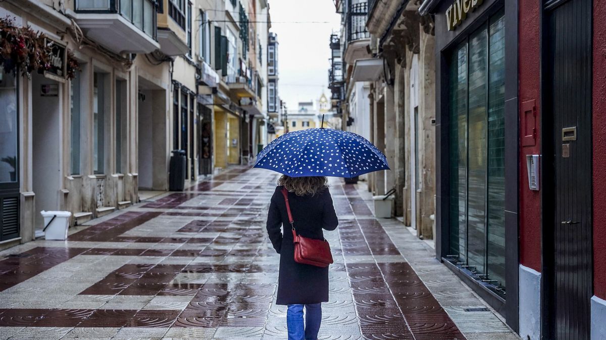 Una mujer con paraguas se protege de la lluvia en una imagen de archivo