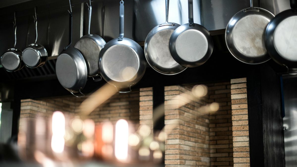 Sartenes de acero en un restaurante.
