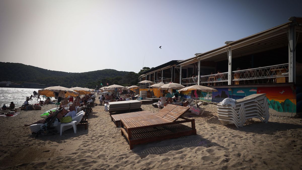 Algunos negocios tienen una concesión de camas balinesas y sombrillas, que ocupan la mitad de la playa.