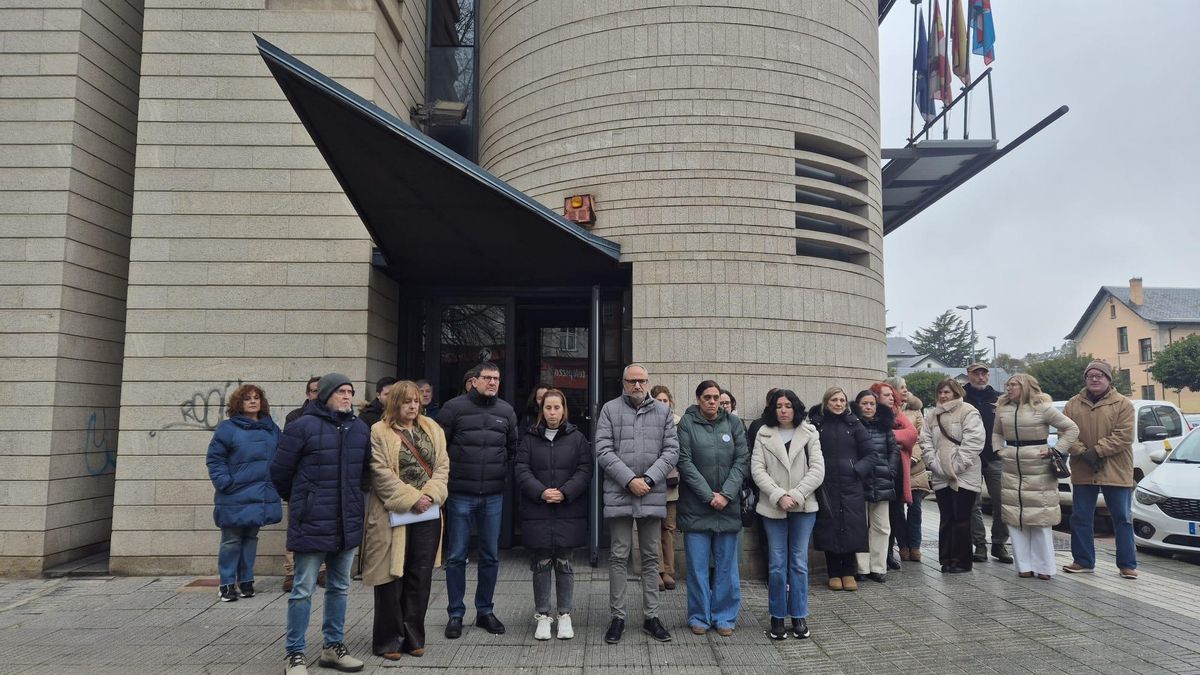 Minuto de silencio del Consejo Comarcal del Bierzo por el accidente ferroviario de Adamuz.