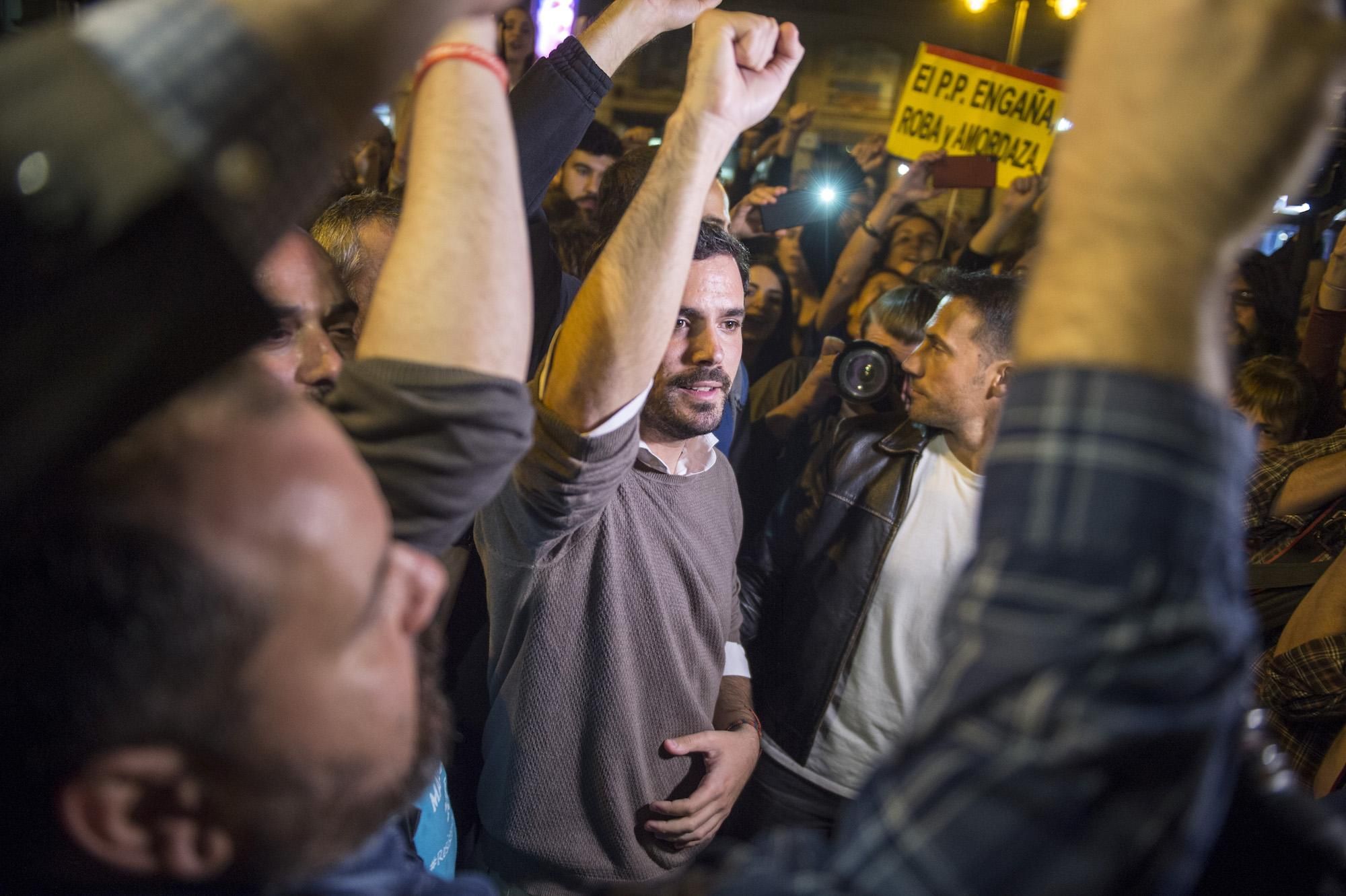 El coordinador federal de Izquierda Unida, Alberto Garzón, se acerca a saludar a los manifestantes reunidos en los alrededores del Congreso