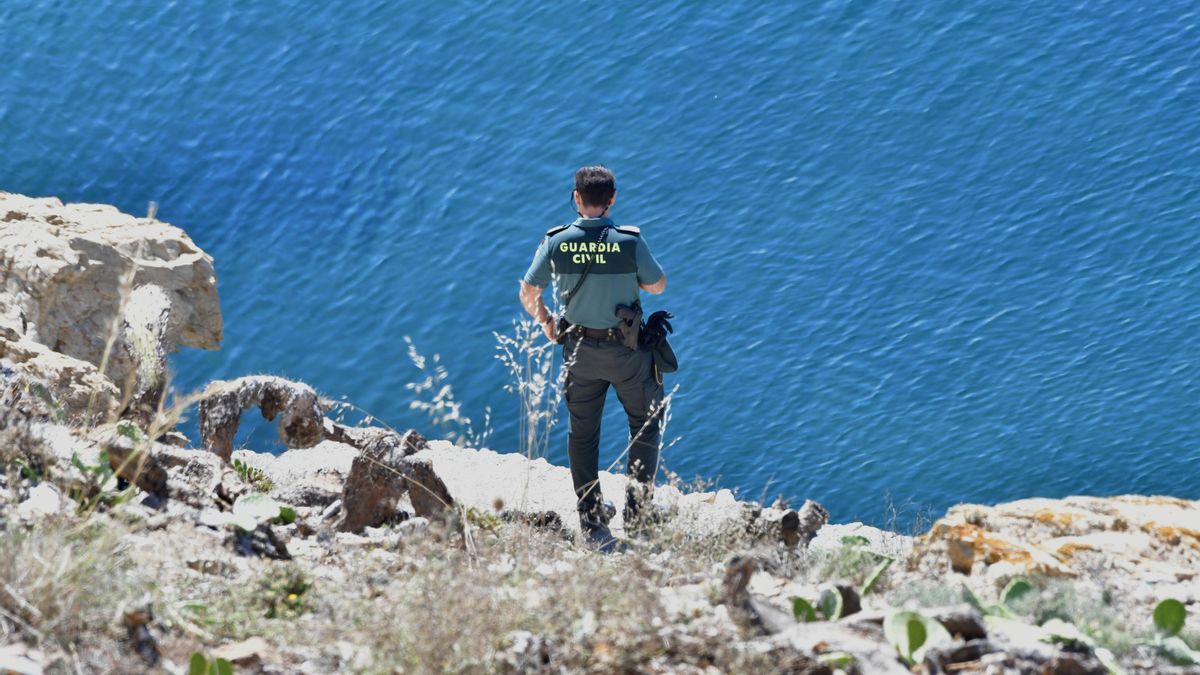 Archivo - Imagen de archivo de un agente de la Guardia Civil observa las costas de Ceuta después de haber llegado dos migrantes