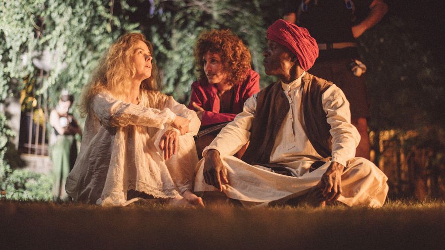 La directora, entre los dos actores protagonistas de la obra