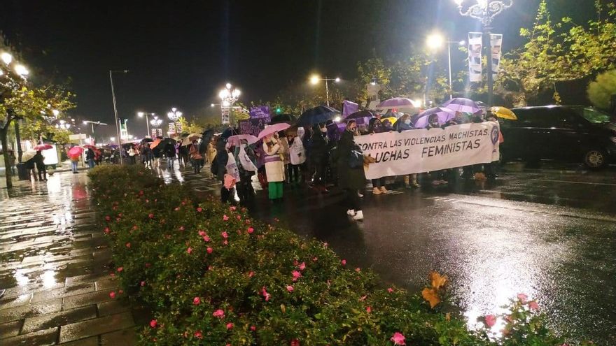 Un millar de personas desafiaron en la lluvia en la tarde del 25 N para reclamar el fin de la violencia machista.