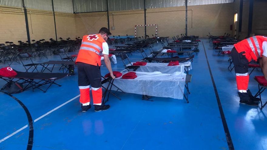 Cruz Roja Guadalajara habilitando el alojamiento a los evacuados por el incendio de Valdepeñas de la Sierra