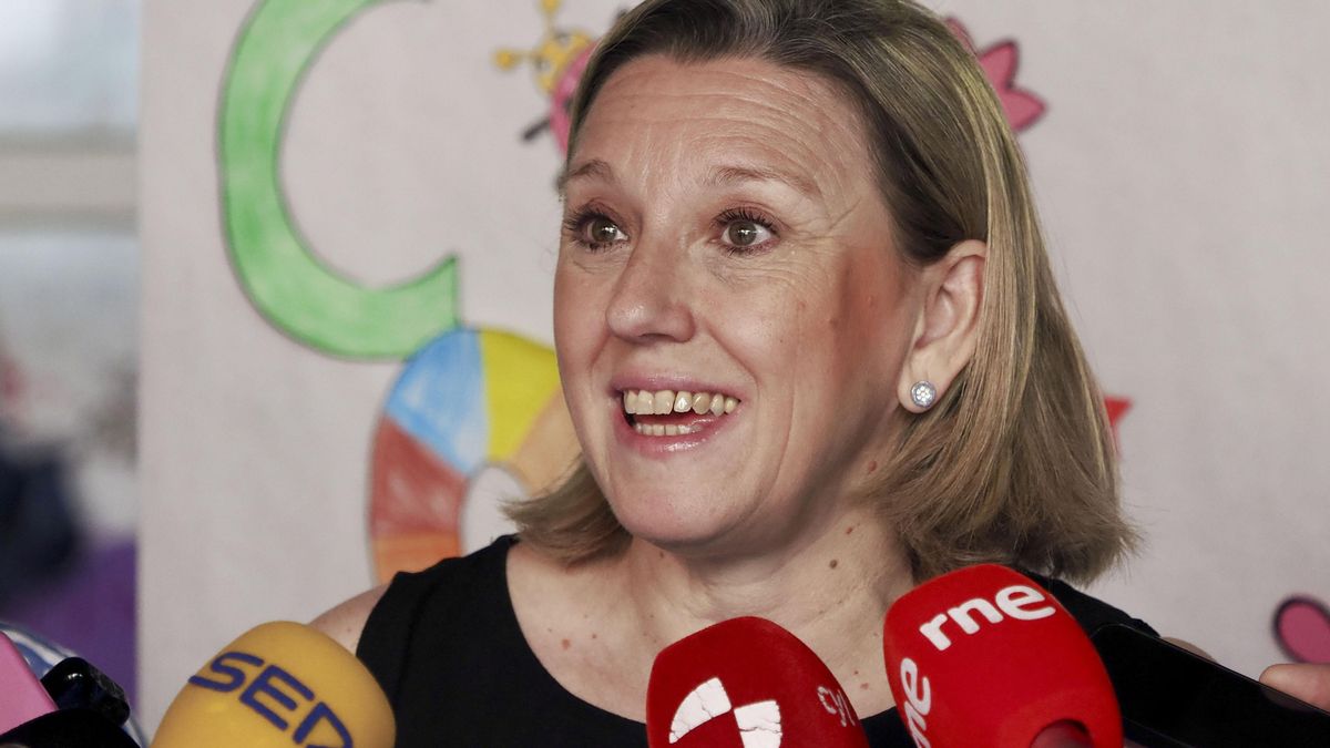 La vicepresidenta de la Junta de Castilla y León y consejera de Familia e Igualdad de Oportunidades, Isabel Blanco, atiende a los medios este lunes.