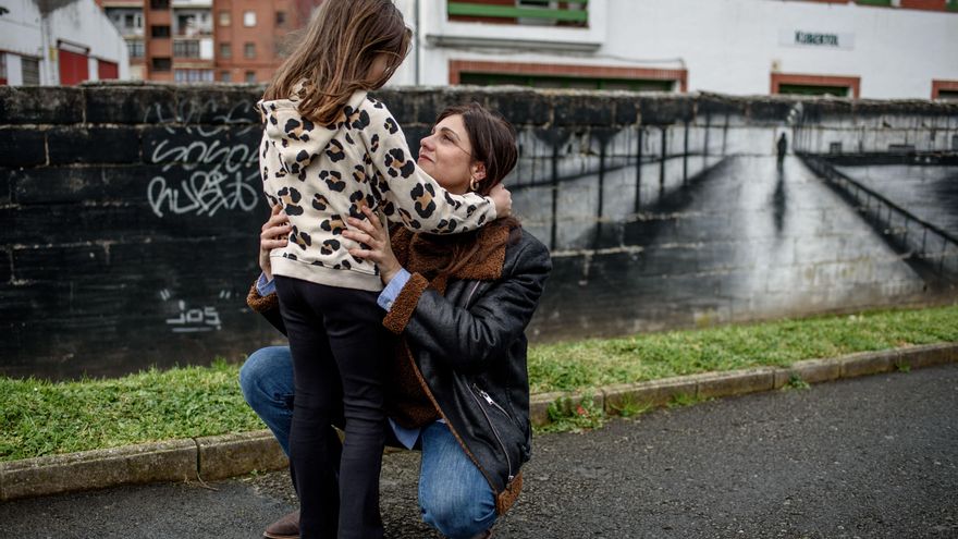 “La transición la hemos hecho nosotros, ella siempre ha sido una chica”: la historia de Ainhoa, la niña que pudo protagonizar '20.000 especies de abejas'