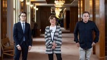 La presidenta del Festival de Salzburgo, Helga Rabl-Stadler (c), junto al director artístico del Festival, Markus Hinterhäuser (d), y el director financiero, Lukas Crepaz, este martes en viena, donde han anunciado que el Festival de Salzburgo celebrará este año su centenario pese a la pandemia de COVID-19 con un programa que, pese a los recortes en tiempo, espectáculos y asistentes, mantiene una oferta de 110 representaciones, varios estrenos y primeras figuras de la música y el teatro, eso sí, todo ello entre grandes medidas de precaución.