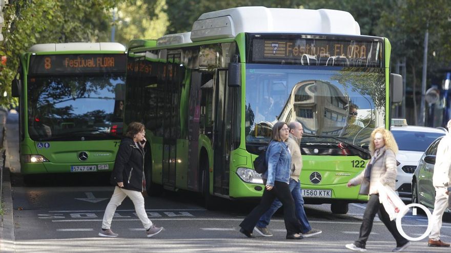 Enfado generalizado entre los usuarios de Aucorsa: “Venir a la oficina de Colón no es la solución”