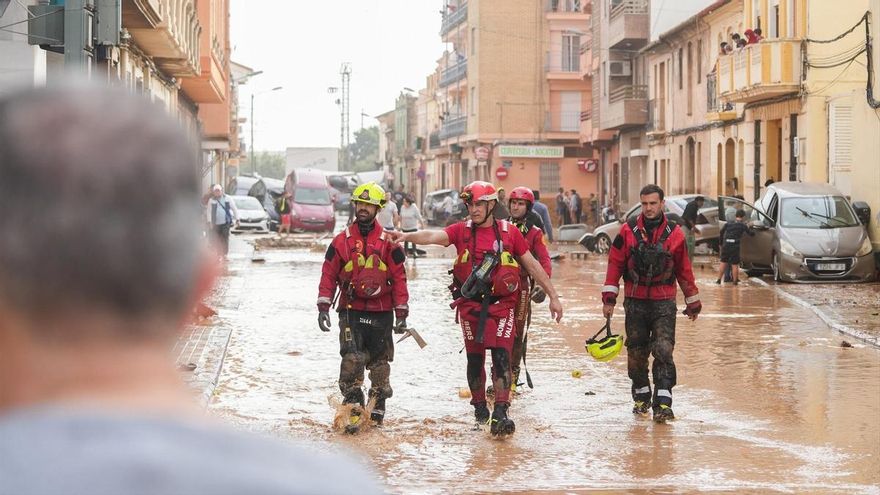 Agentes del equipo de bomberos trabajan en el barrio de la Torre, a 30 de octubre de 2024, en Valencia.