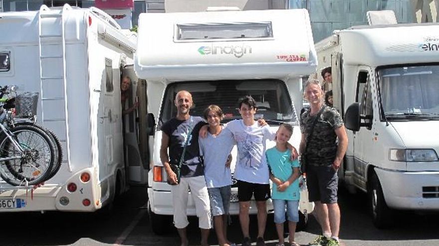 Parte de la familia italiana de Luca sonríe para nuestra foto.