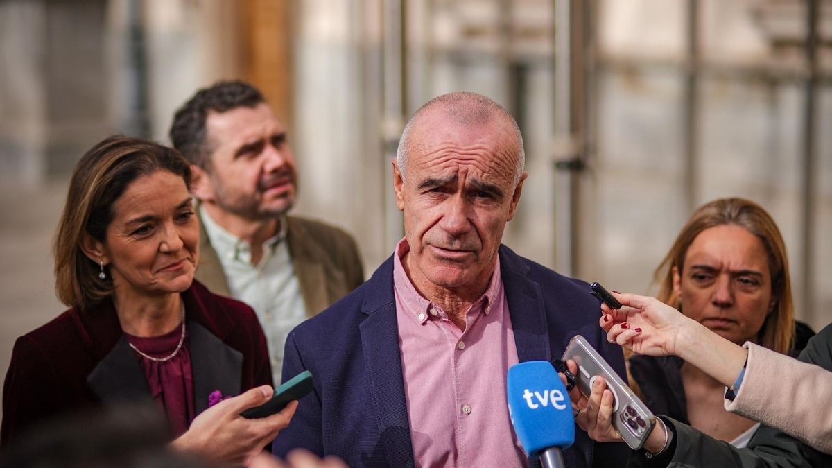 Antonio Muñoz, acompañado por Reyes Maroto y Sara Hernández.