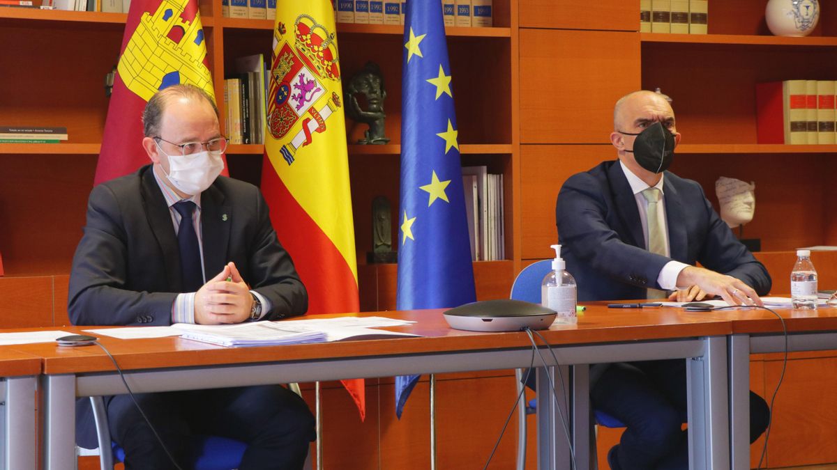 El director general de Salud Pública, Juan Camacho, y el director general de Asistencia Sanitaria del SESCAM, José Antonio Ballesteros