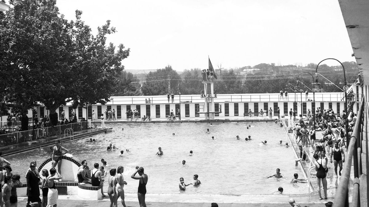 Imagen de archivo de una piscina pública en la década de los 40 en España.
