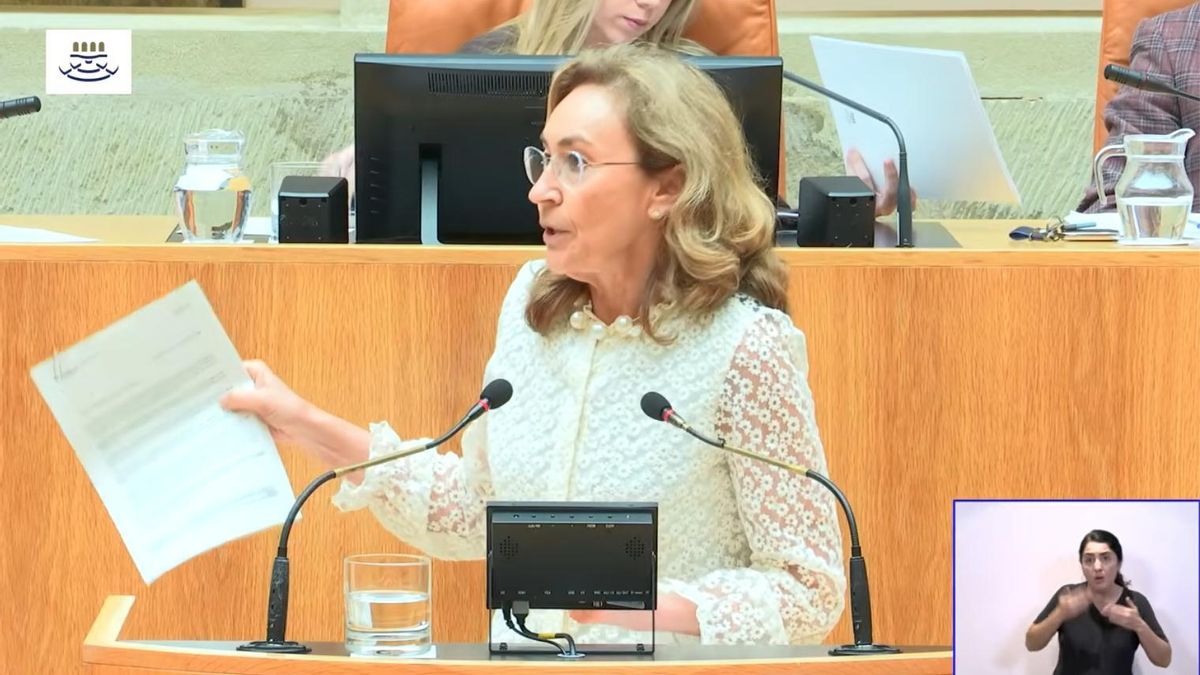 María Martín muestra la carta que remitió a la Delegación del Gobierno para solicitar alojar a menores migrantes en Ribavellosa