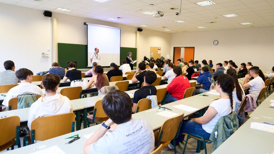 Alumnos de Segundo de Bachillerato durante la primera jornada de la Prueba de Acceso a la Universidad (PAU), en la Facultad de Derecho de la Universidad de Cantabria (UC), a 3 de junio de 2025, en Santander, Cantabria (España).