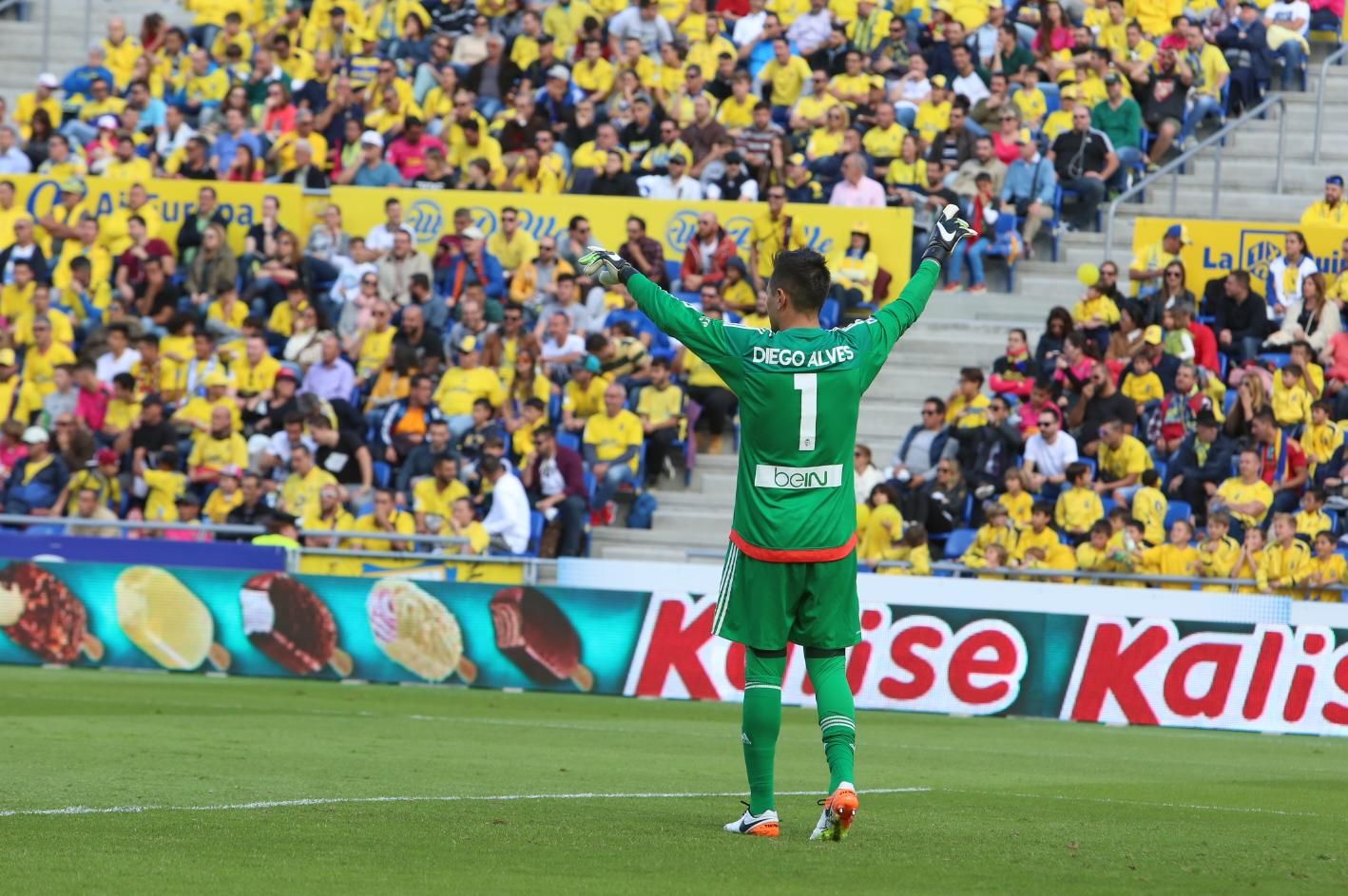 Partido entre la UD Las Palmas y el Valencia CF en el Estadio de Gran Canaria. (Alejandro Ramos).