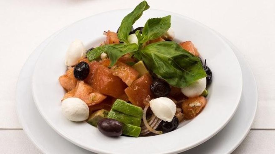 Siete ensaladas italianas para darle color al verano que te van a romper los esquemas