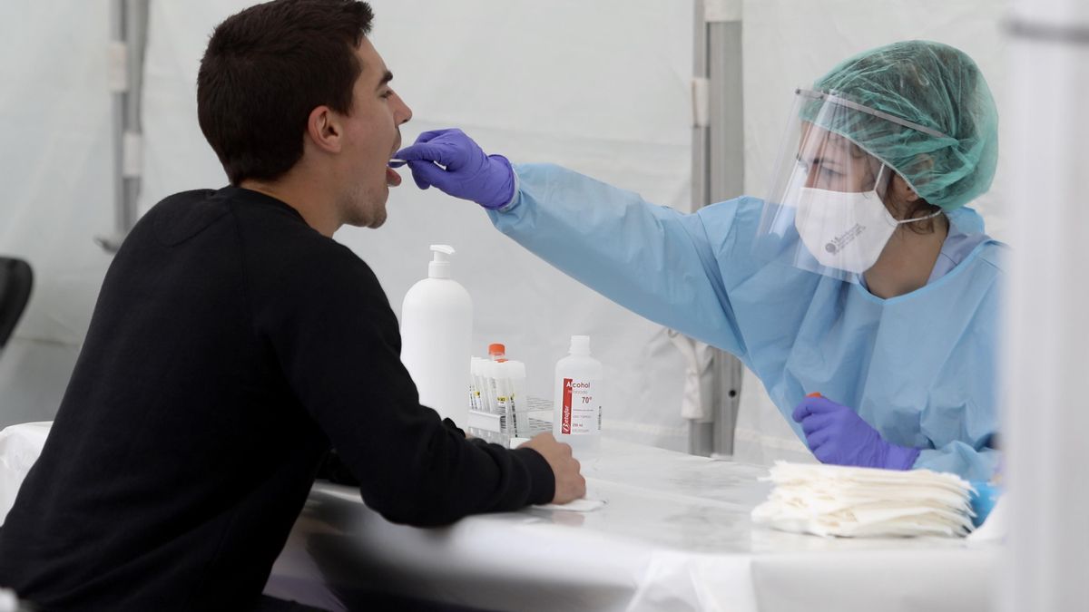 Una sanitaria realiza un frotis a un hombre