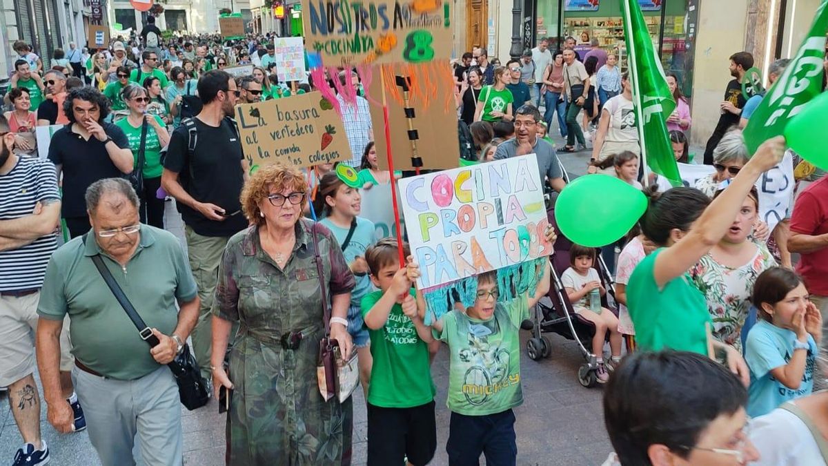 Manifestantes en la calle Alfonso de Zaragoza