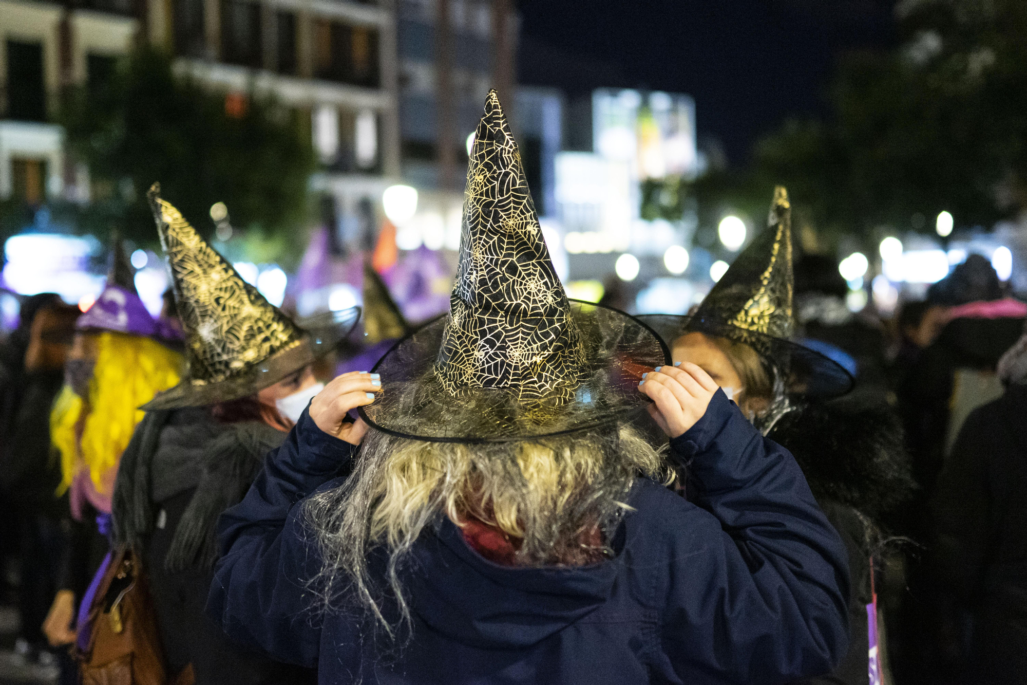 Joven con gorro de bruja participa en las movilizaciones