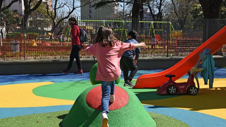 ¿Por qué los chicos ya no andan más solos?: la crianza de la generación sin calle