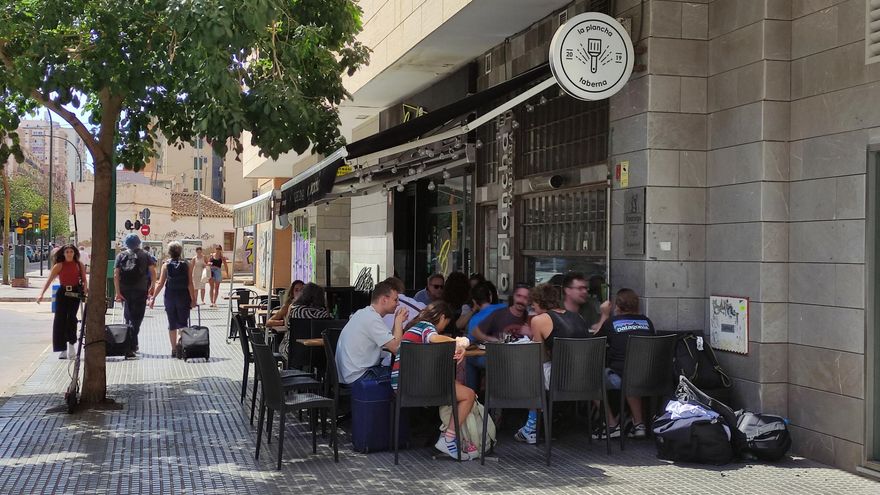 El triple de turistas y precios desbocados: Huelin, el barrio obrero convertido en el último caramelo inmobiliario de Málaga