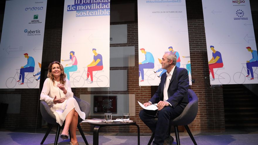 Raquel Sánchez, ministra de Transportes, Movilidad y Agenda Urbana y Gumersindo Lafuente, director adjunto de elDiario.es