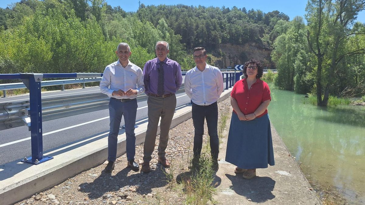 Un momento del acto de reapertura del puente sobre Barasona.