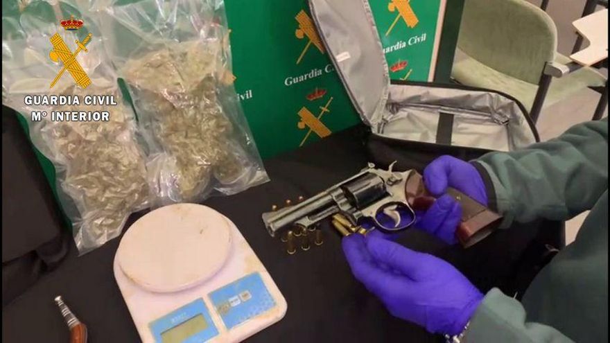 Revólver con munición de la banda