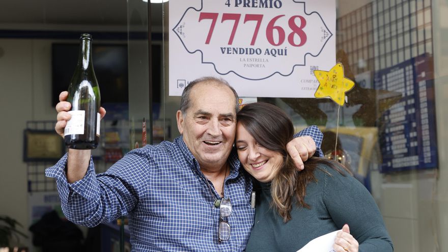 Los niños de la Residencia San Ildefonso de Madrid Ainhoa Rosero (d) y Axiel Kyron (i) muestran el 77.768, un cuarto premio (200.000 euros por serie) durante el sorteo de la Lotería de Navidad que se celebra este domingo en el Teatro Real, en Madrid. EFE/Javier Lizón