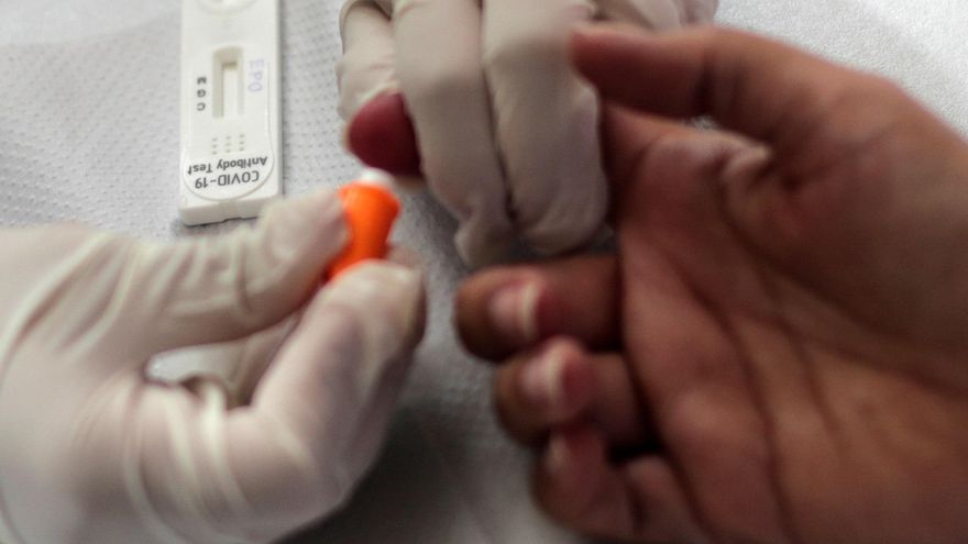 En, al menos, 7 de los 19 laboratorios de los principales centros de salud de la región central de Venezuela se registra carencia de especialistas en bioanálisis y de bancos de sangre para procesar muestras, denuncia el Sindicato Monitor Salud. En la imagen de archivo la toma de una muestra de sangre de la mano de una mujer. EFE/Antonio Lacerda