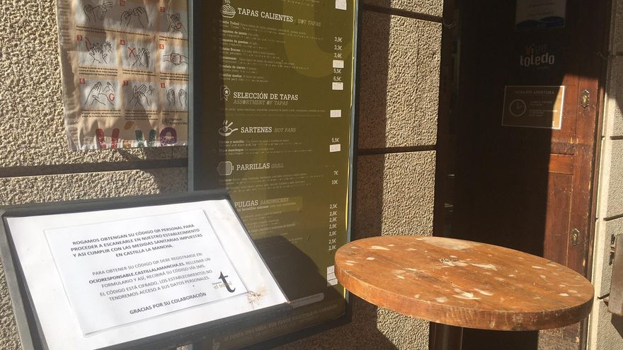 Un local informa en su entrada de las instrucciones para descargarse el código