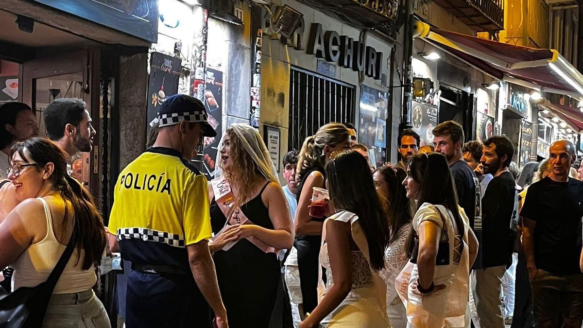 La masificación de la calle Laurel de Logroño divide a los hosteleros: "¿Merece la pena este desgaste?"