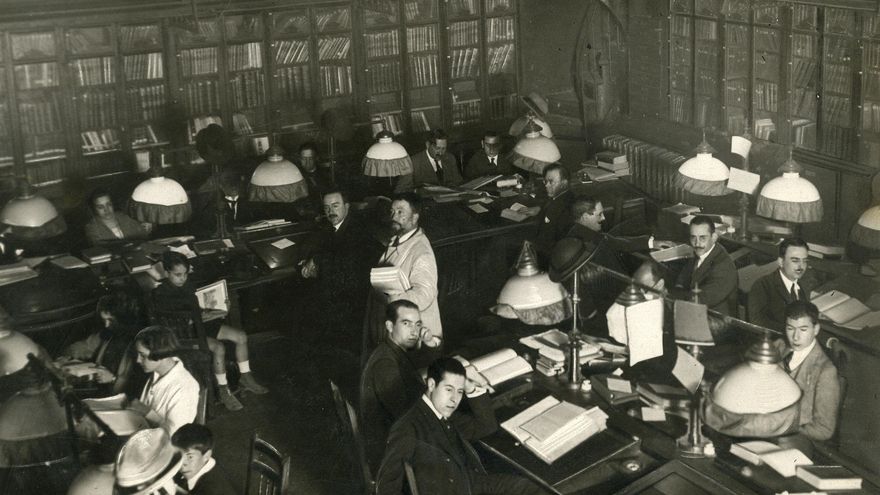 Una imagen de la biblioteca del Ateneo en los años 30