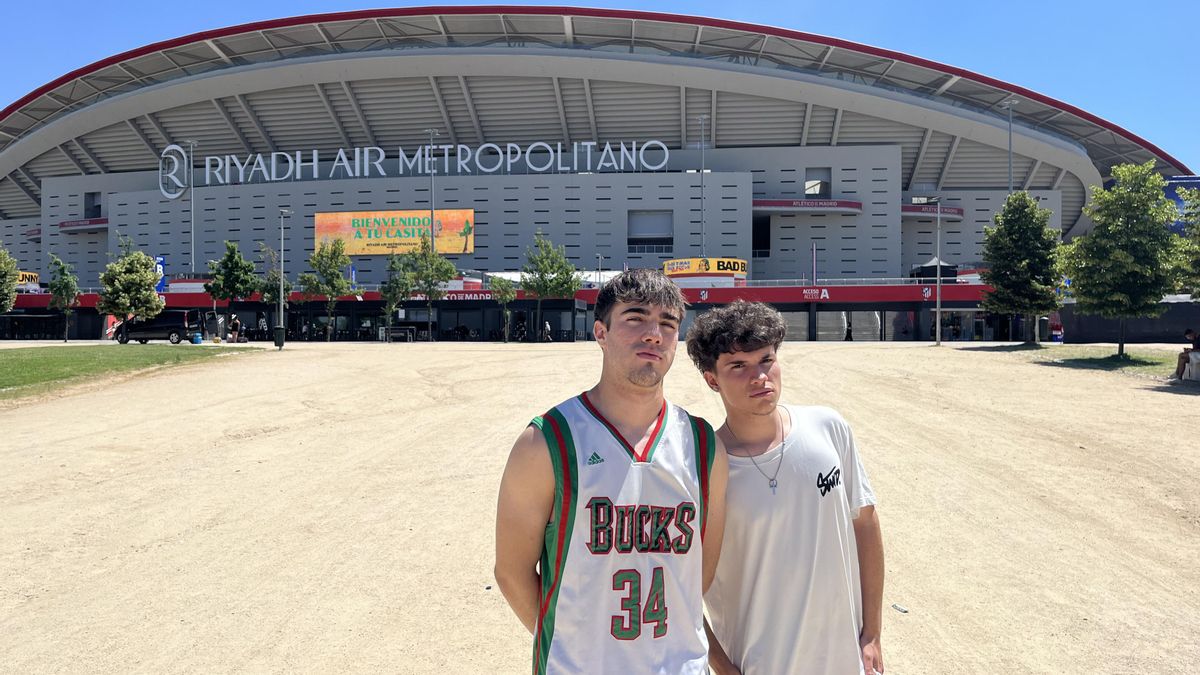 Javi Fresneda y José Luis Quintero, en los alrededores del Metropolitano