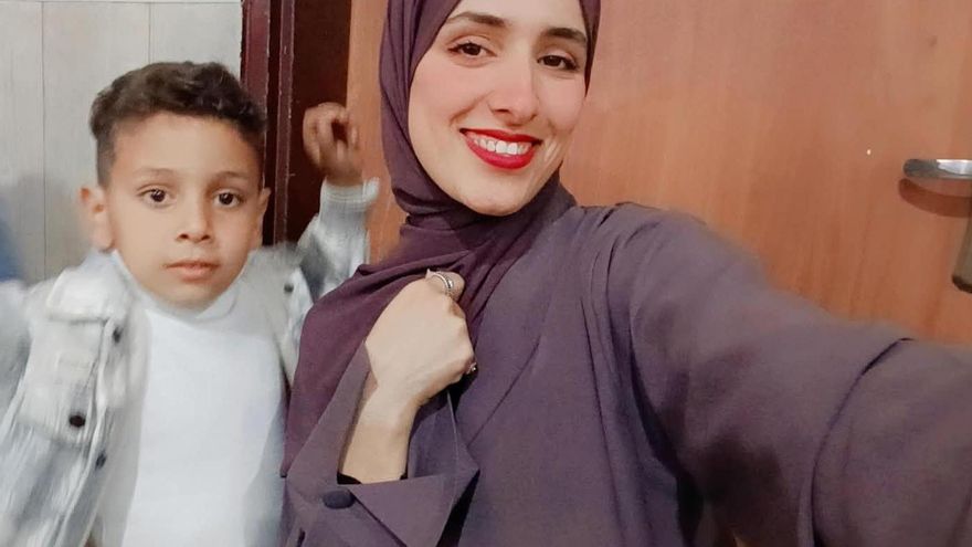 Dina, atrapada en Gaza a la espera de poder llegar a Murcia: “Si fuera soltera y sin hijos sería más fácil salir de aquí”