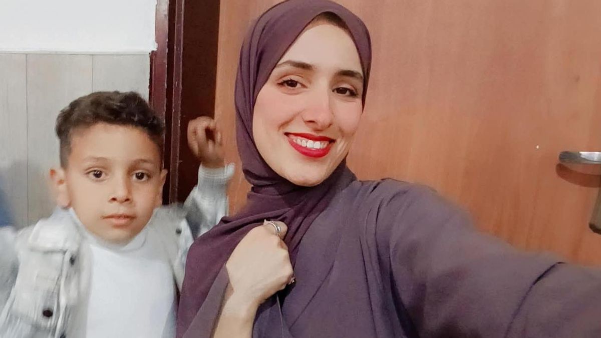 Dina, atrapada en Gaza a la espera de poder llegar a Murcia: “Si fuera soltera y sin hijos sería más fácil salir de aquí”