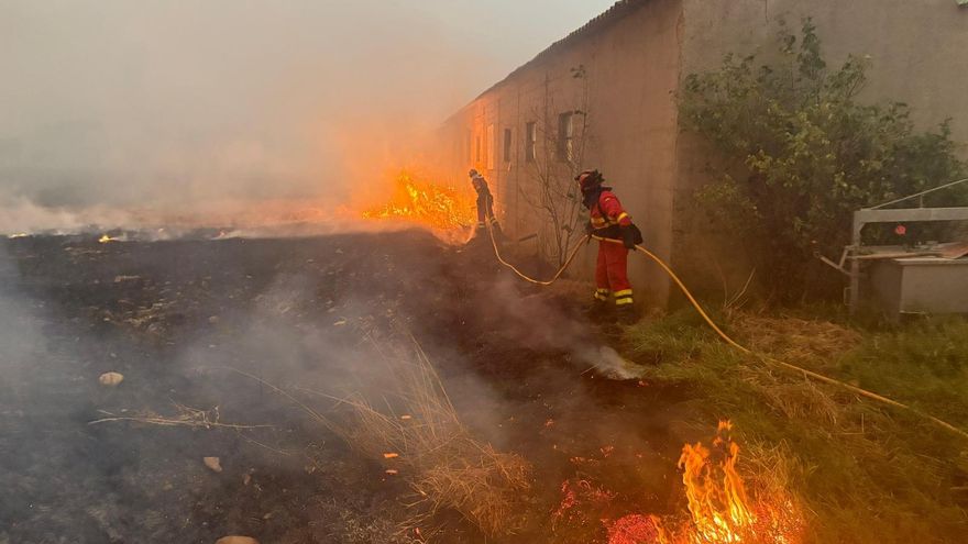 León suma doce incendios activos, supera los 30 pueblos y 8.000 evacuados, un muerto y más de 10 heridos por las llamas