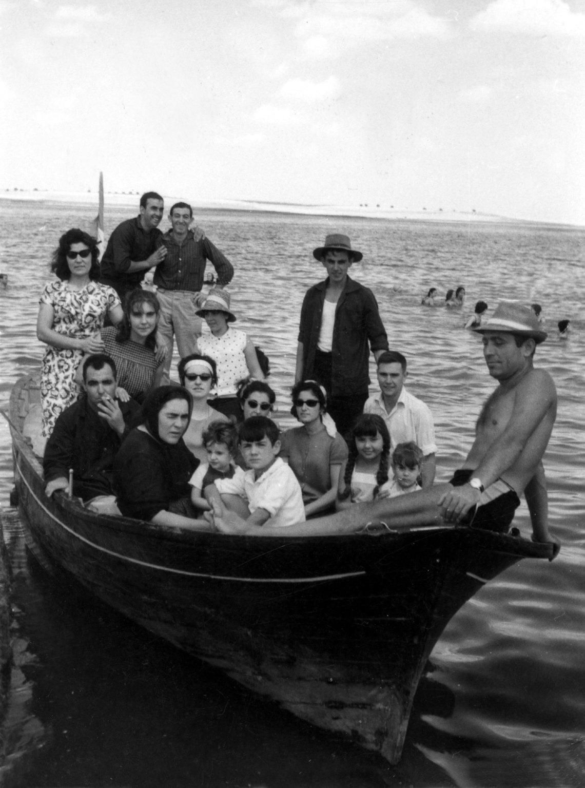 Familia dando un paseo en barca. Lillo (Toledo). Años 60. Fondo Los Legados de la Tierra. Archivo de la Imagen de Castilla-La Mancha.