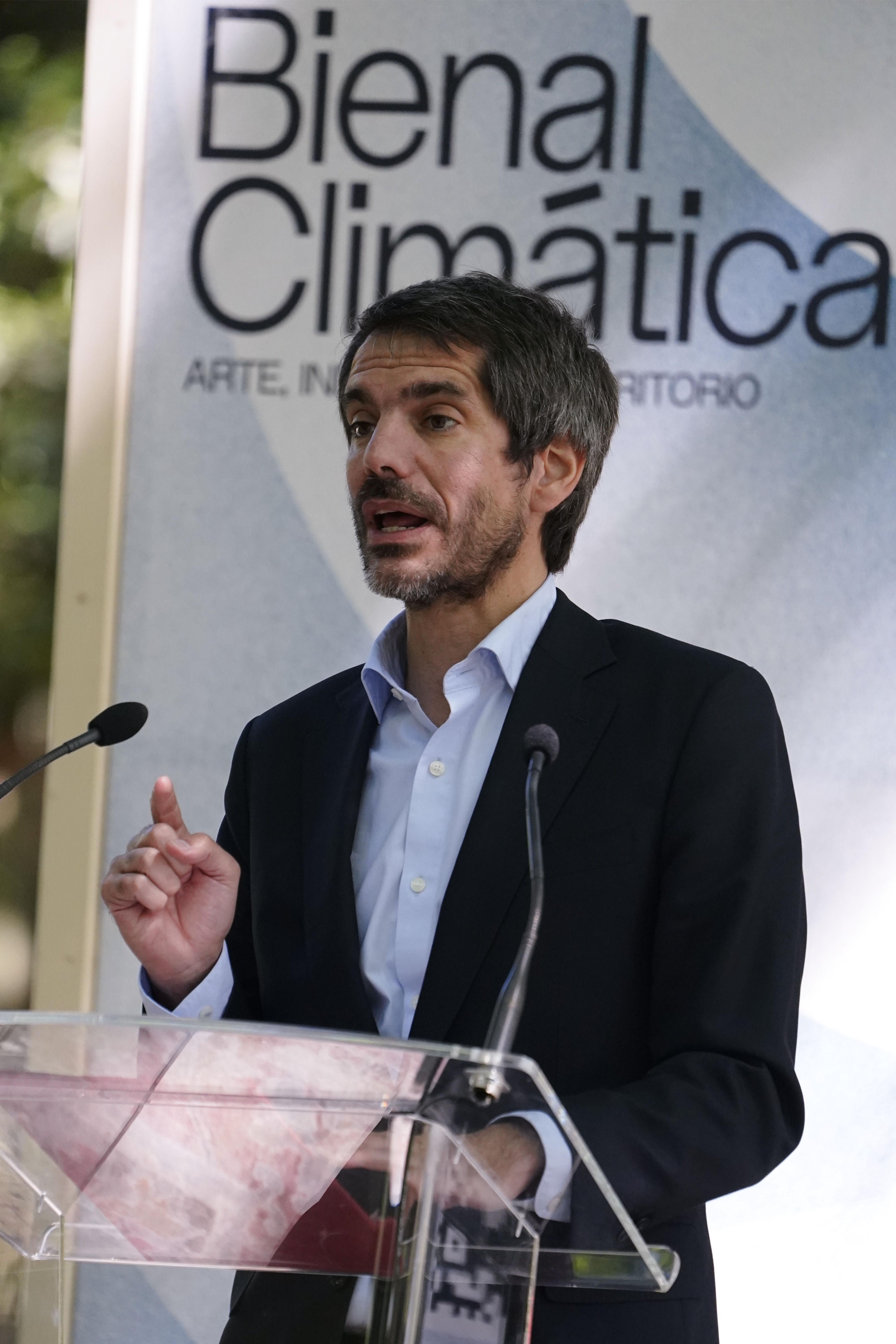 El ministro de Cultura, Ernest Urtasun, durante el acto de inauguración de la Bienal Climática en Avilés.