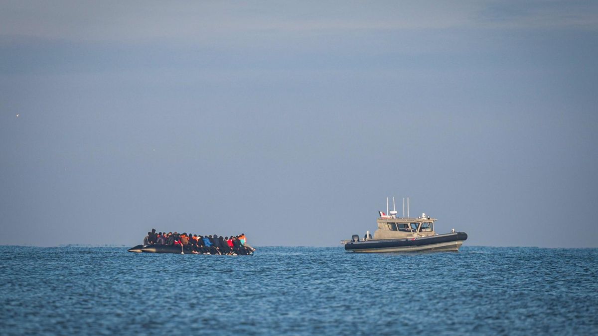 150 personas migrantes rescatadas tras incendiarse la embarcación en la que cruzaban el Canal de la Mancha