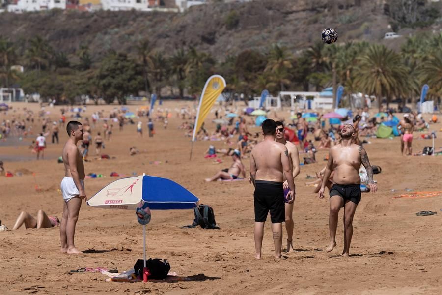 Decenas de personas, en la playa de Las Teresitas en el primer día de la fase 2 de desescalada