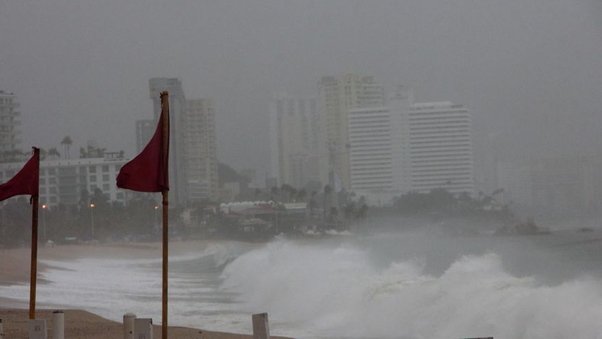 El huracán Erick se intensifica a categoría 3 a horas de llegar al sur de México