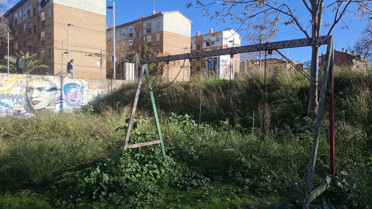 Un columpio abandonado en la plaza del Laurel, uno de los símbolos de la memoria democrática en Zaragoza.