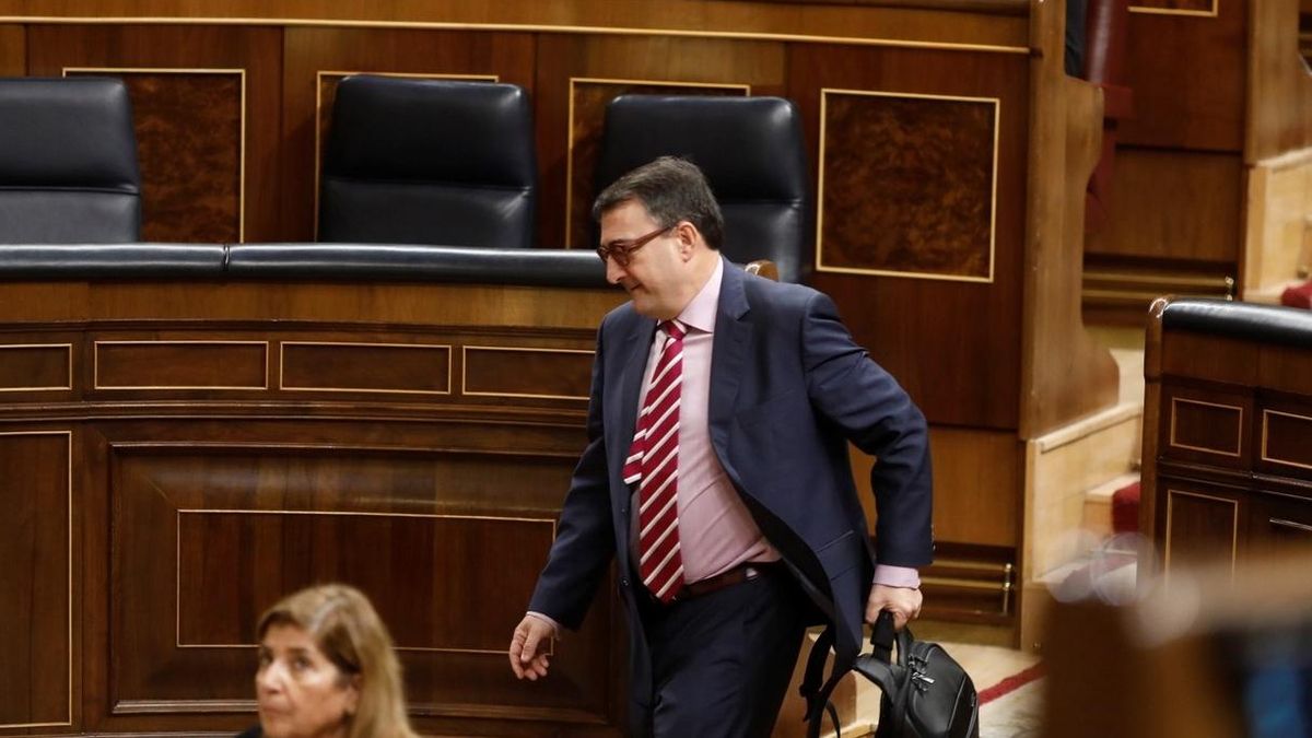 Esteban visitó en la cárcel a Jordi Sánchez, que le transmitió su confianza en que se forme un Gobierno "estable"