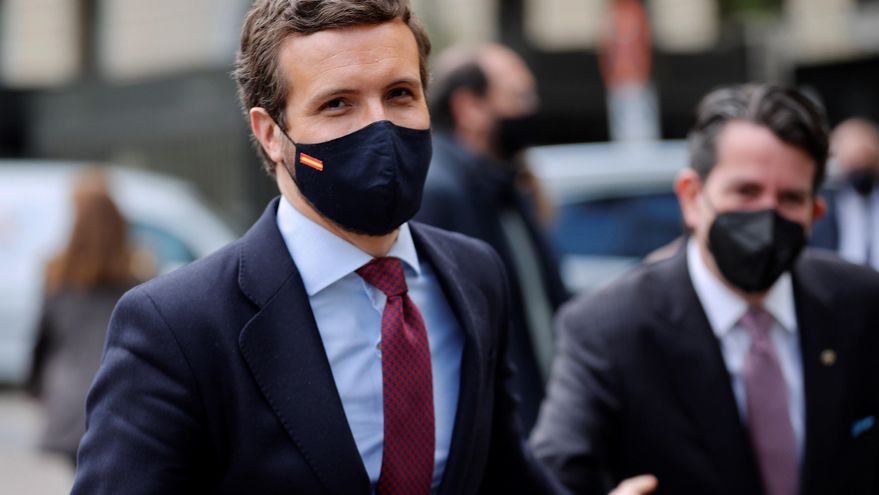 El presidente del Partido Popular, Pablo Casado (c), llega al encuentro NEF Online del Círculo de Confianza, organizado por Nueva Economía Fórum, este martes en un hotel madrileño. EFE/Zipi