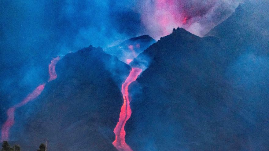 El volcán Cumbre Vieja no da tregua y la pasada noche se produjo la caida parcial de su cono, emitiendo grandes cantidades de lava. La nueva colada de lava está generando una tremenda destrucción a su paso y dificultando el movimiento de los científicos en la zona, ha advertido este sábado el Instituto Volcanológico de Canarias (Involcan). EFE/ Miguel Calero
