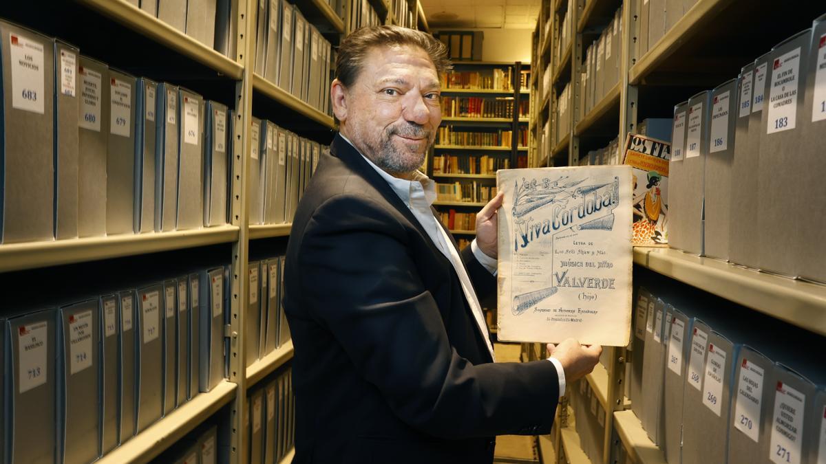 Antonio Onetti, presidente de la SGAE, con un ejemplar de la obra '¡Viva Córdoba!'