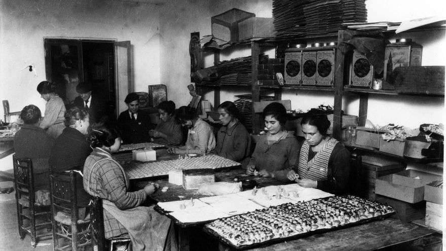 Mujeres elaborando el famoso mazapán de Toledo. Años 30.